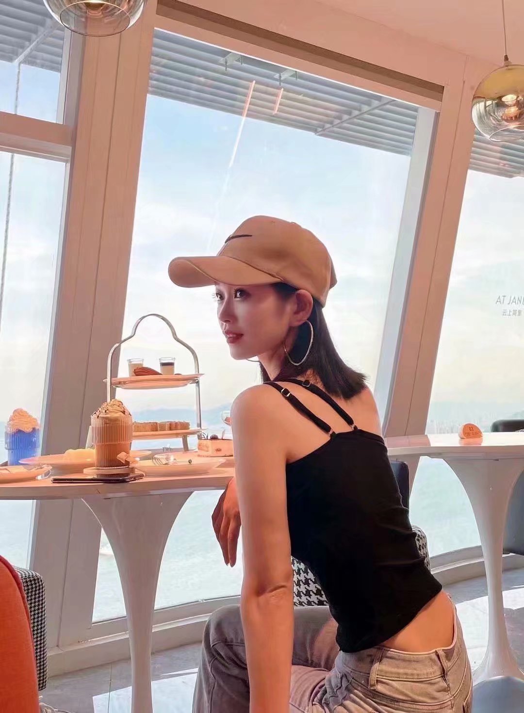 颜值气质很优越的美女，线条超棒水分超多