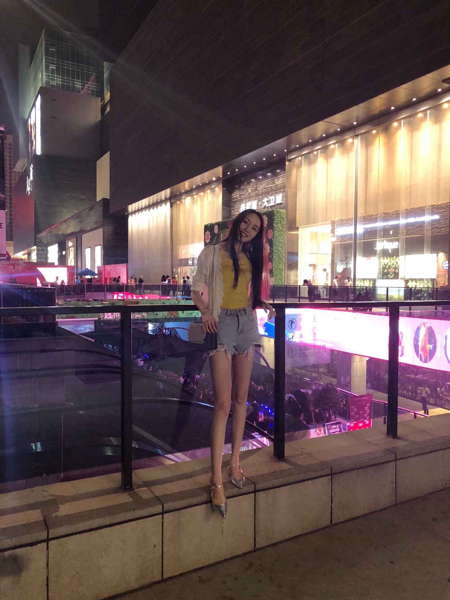 长腿小姐姐，外表文静上床热辣，技术给力，附私拍照